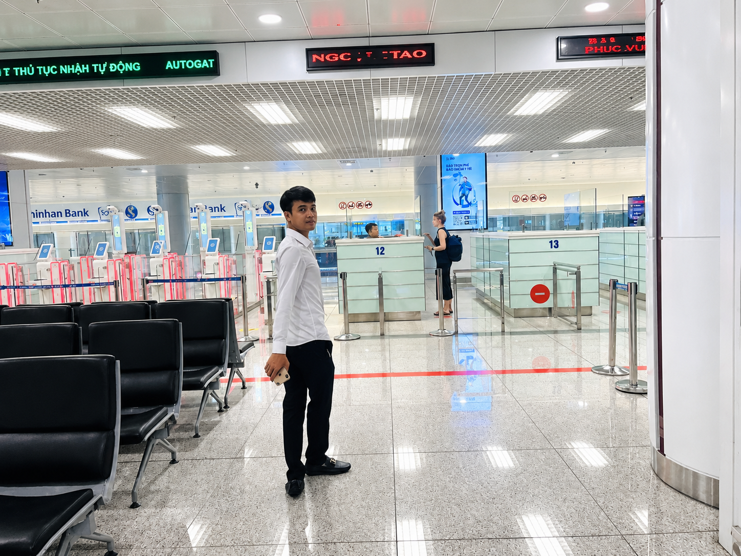 빠른 출국 수속 후에 기내 수화물 검사